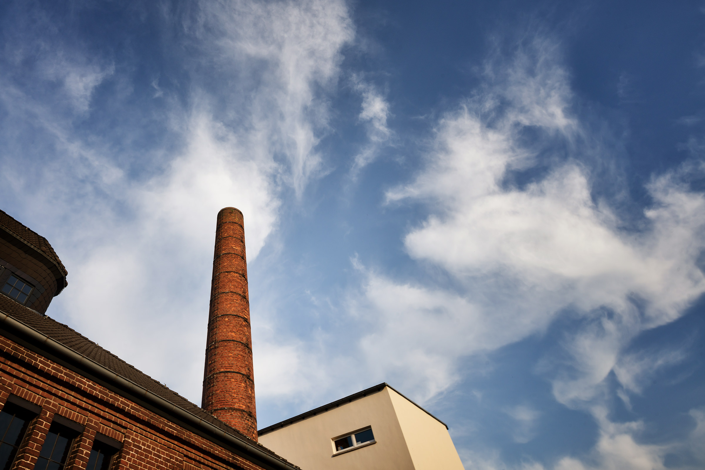 Biomalz Fabrik Teltow – der rote Backstein des Schornsteins wurde bei dessen Stilllegung in den Schornstein geworfen und dieser verkürzt