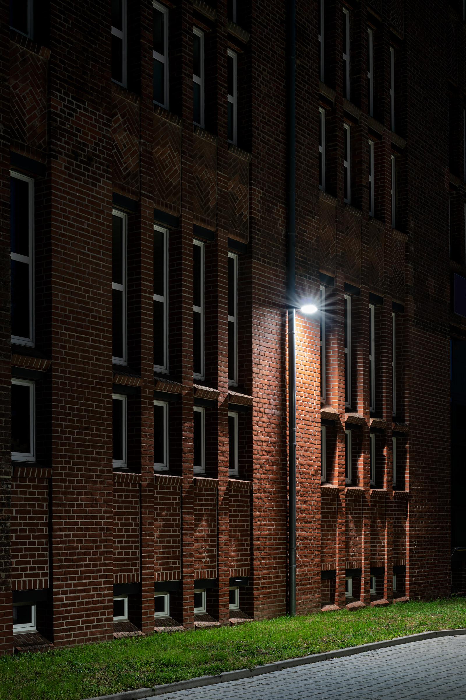Biomalz Fabrik - viergeschossiges Hauptgebäude in sachlichen Formen mit Mansarddach und roter Klinkerfassade
